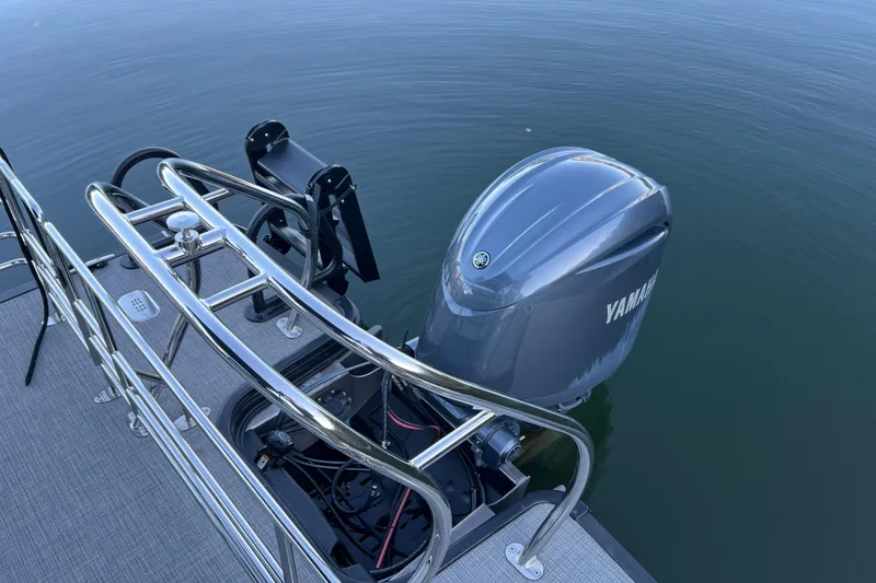 Slide: The Image of Starcraft EXS 3 Q DH 2025 boat with Yamaha outboard motor on calm water. - 11