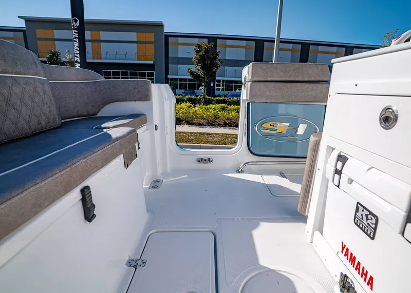 Slide: The Image of Sea Hunt Ultra 275 CB 2026 - 11