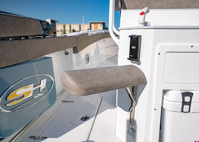 Slide: The Image of Sea Hunt Ultra 275 CB 2026 - 18