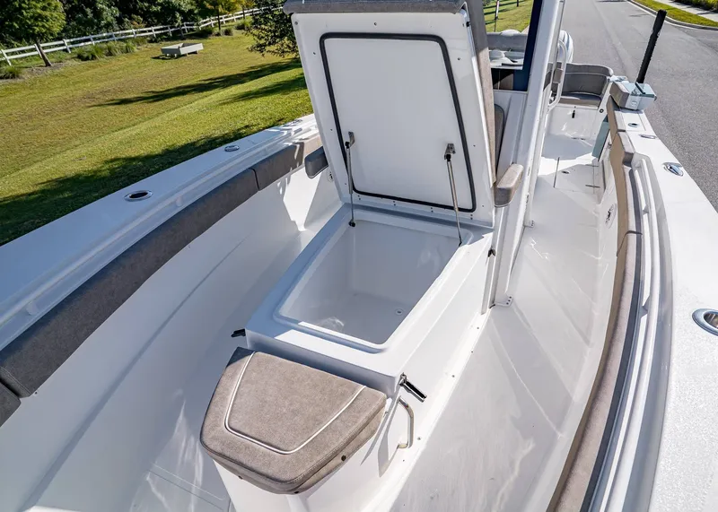 Slide: The Image of Sea Hunt Ultra 275 CB 2026 - 31