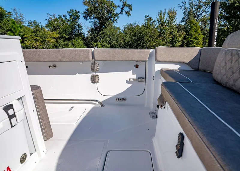 Slide: The Image of Sea Hunt Ultra 275 CB 2026 - 8