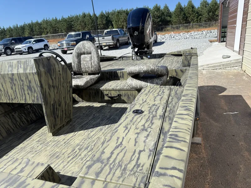 Slide: The Image of Lowe Roughneck 1860SC 2026 - 7