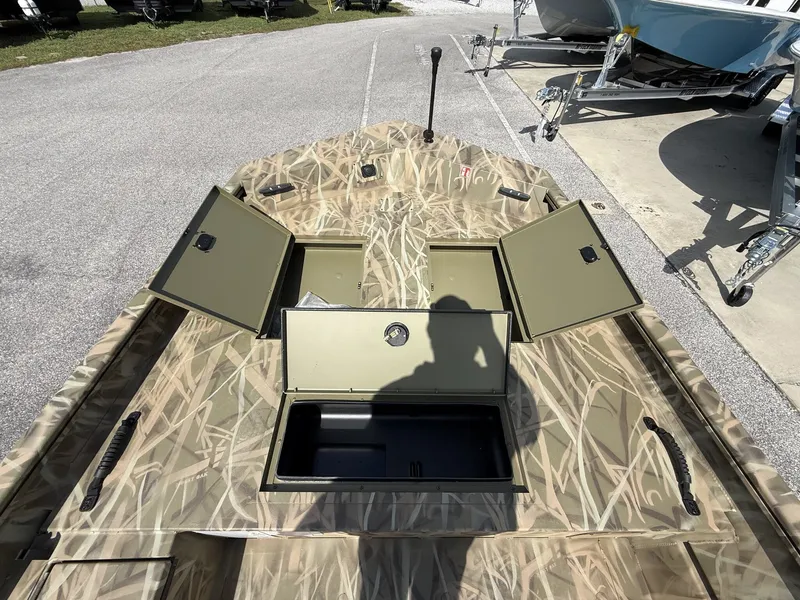 Slide: The Image of Lowe Roughneck Tiller 1660 Deluxe 2026 - 5