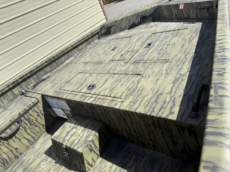 Slide: The Image of Lowe Roughneck 1860SC 2026 - 5