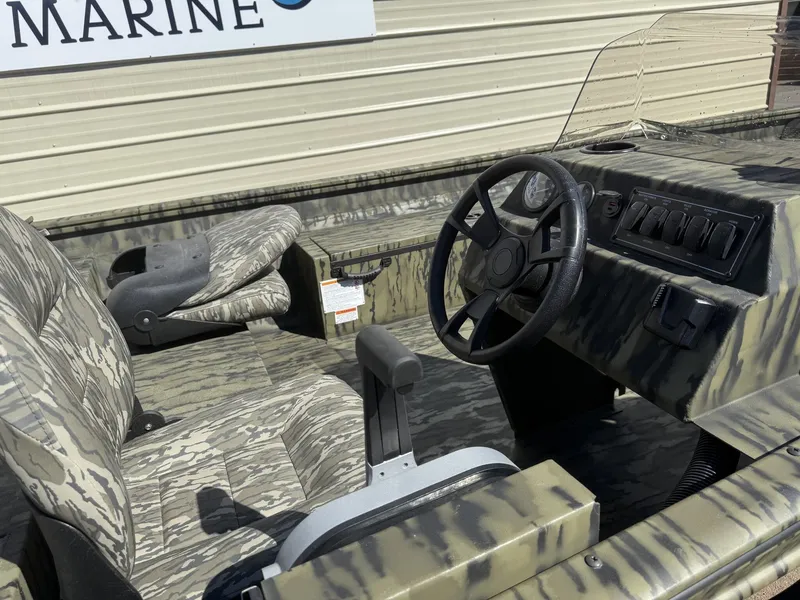 Slide: The Image of Lowe Roughneck 1860SC 2026 - 6