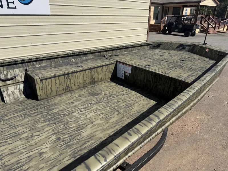 Slide: The Image of Lowe Roughneck 1860DLX 2026 - 5