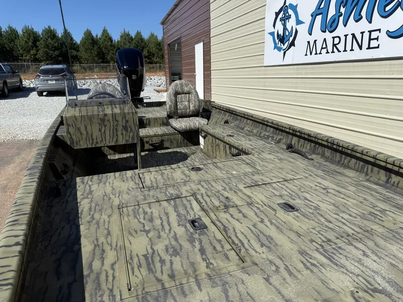 Slide: The Image of Lowe Roughneck 1860SC 2026 - 3