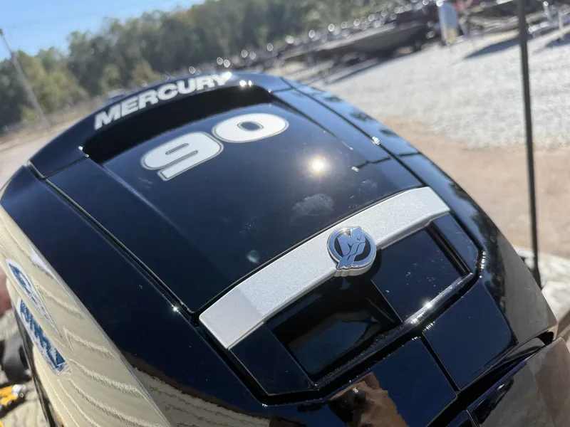 Slide: The Image of Lowe Roughneck 1860SC 2026 - 8