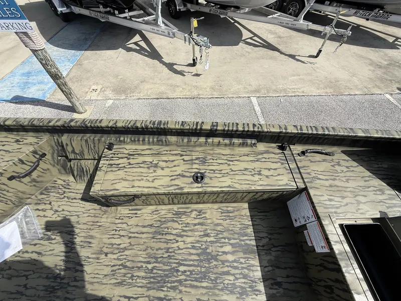 Slide: The Image of Lowe Roughneck Tiller 1760 Deluxe 2026 - 6