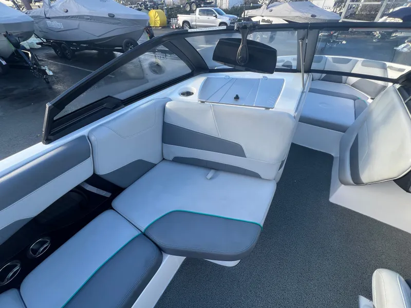 Slide: The Image of Malibu Wakesetter 22 LSV 2022 - 10
