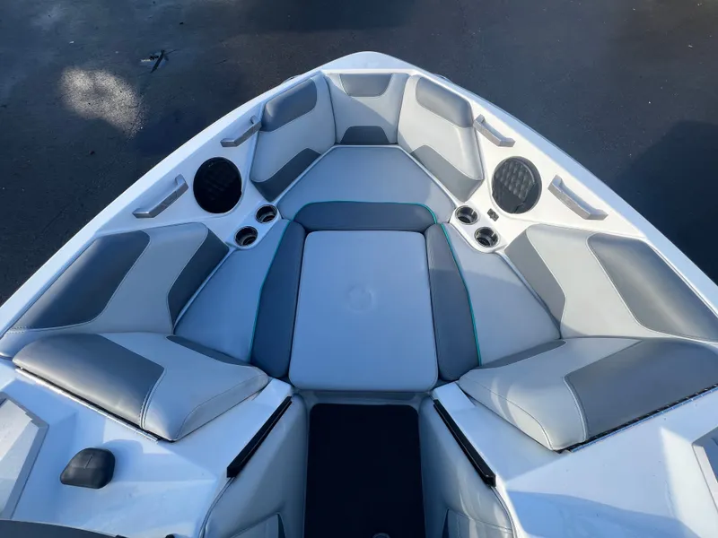 Slide: The Image of Malibu Wakesetter 22 LSV 2022 - 13