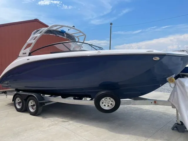 Slide: The Image of Yamaha 252S 2025 - 5