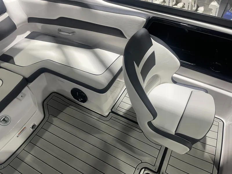 Slide: The Image of Yamaha 195S 2025 - 10