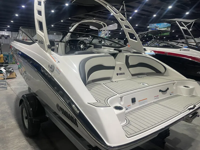 Slide: The Image of Yamaha 195S 2025 - 2