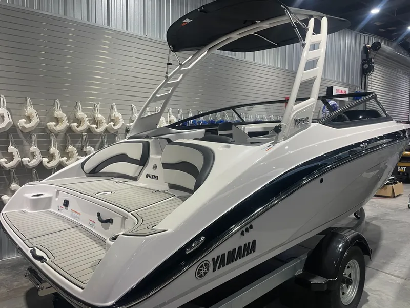 Slide: The Image of Yamaha 195S 2025 - 3