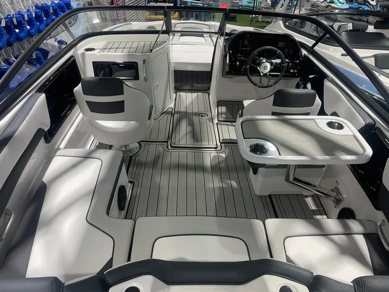 Slide: The Image of Yamaha 195S 2025 - 6