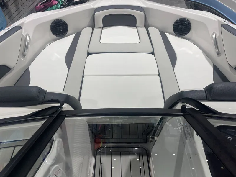 Slide: The Image of Yamaha 195S 2025 - 7