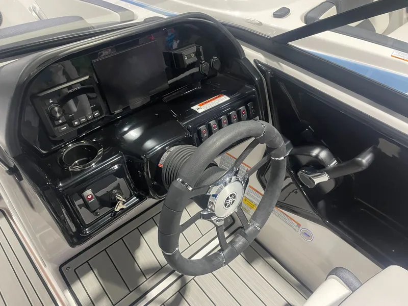 Slide: The Image of Yamaha 195S 2025 - 8