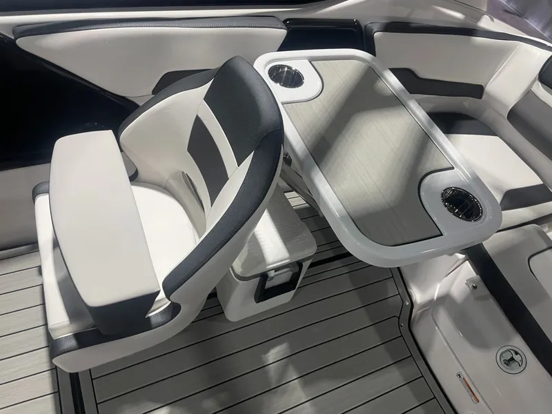 Slide: The Image of Yamaha 195S 2025 - 9