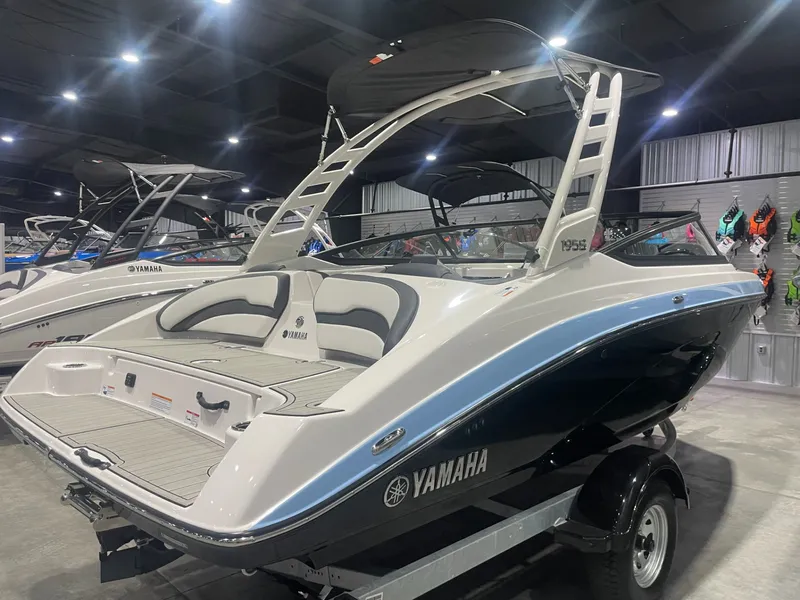 Slide: The Image of Yamaha 195S 2025 - 3