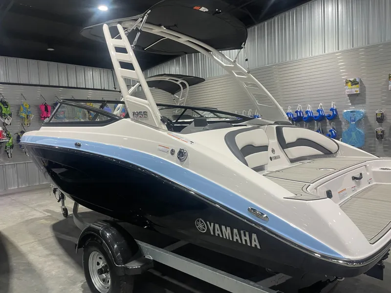 Slide: The Image of Yamaha 195S 2025 - 5