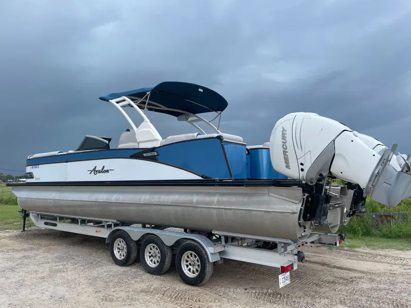 Slide: The Image of Avalon Catalina Quad Lounge Windshield 27 ft. 2023 - 12