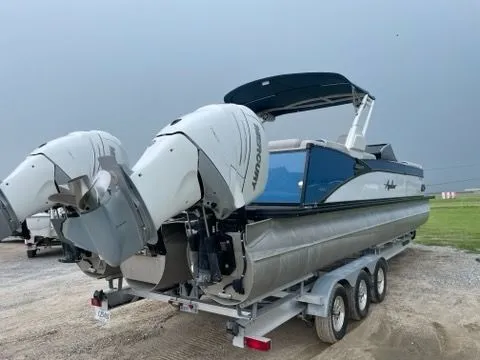 Slide: The Image of Avalon Catalina Quad Lounge Windshield 27 ft. 2023 - 3