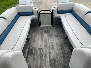 Slide: The Image of Avalon Catalina Quad Lounge Windshield 27 ft. 2023 - 8