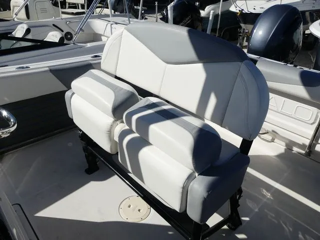 Slide: The Image of Robalo R242 2022 - 10