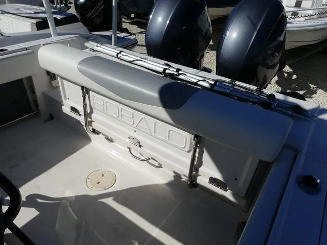 Slide: The Image of Robalo R242 2022 - 11