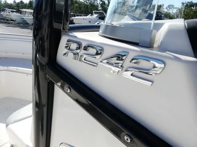 Slide: The Image of Robalo R242 2022 - 13