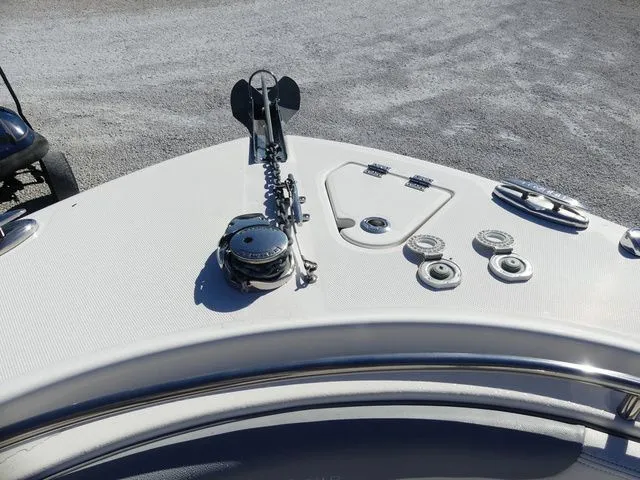 Slide: The Image of Robalo R242 2022 - 14