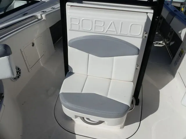 Slide: The Image of Robalo R242 2022 - 15