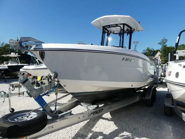 Slide: The Image of Robalo R242 2022 - 2