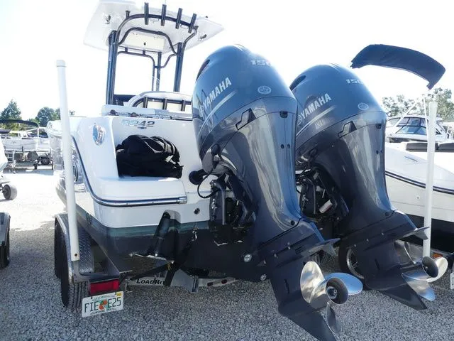 Slide: The Image of Robalo R242 2022 - 3