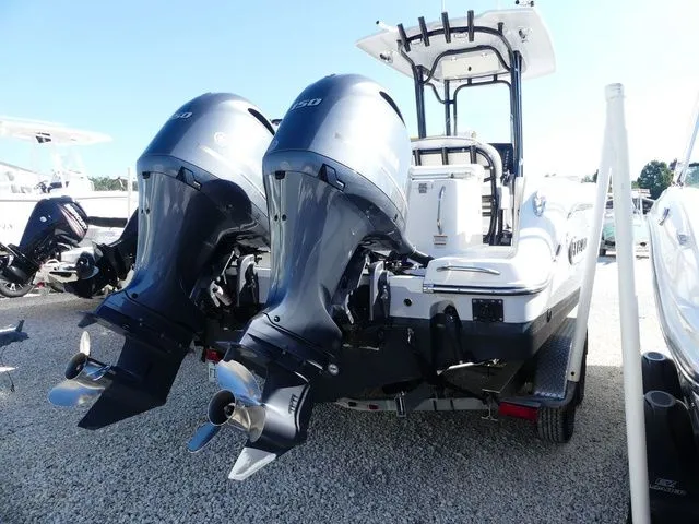 Slide: The Image of Robalo R242 2022 - 4