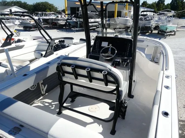 Slide: The Image of Robalo R242 2022 - 5