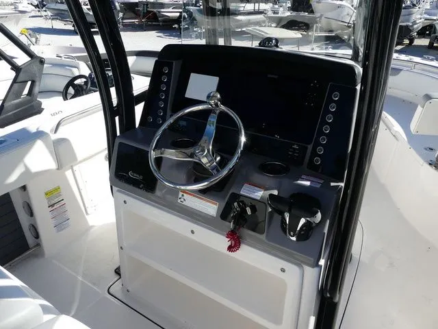 Slide: The Image of Robalo R242 2022 - 7