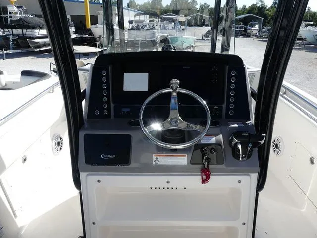 Slide: The Image of Robalo R242 2022 - 8