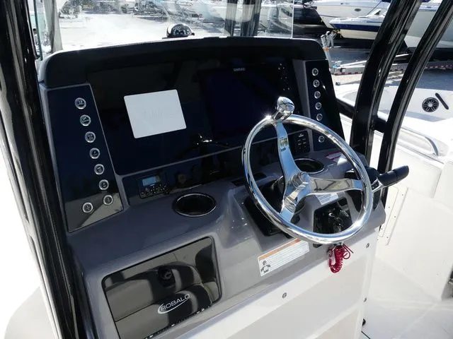 Slide: The Image of Robalo R242 2022 - 9