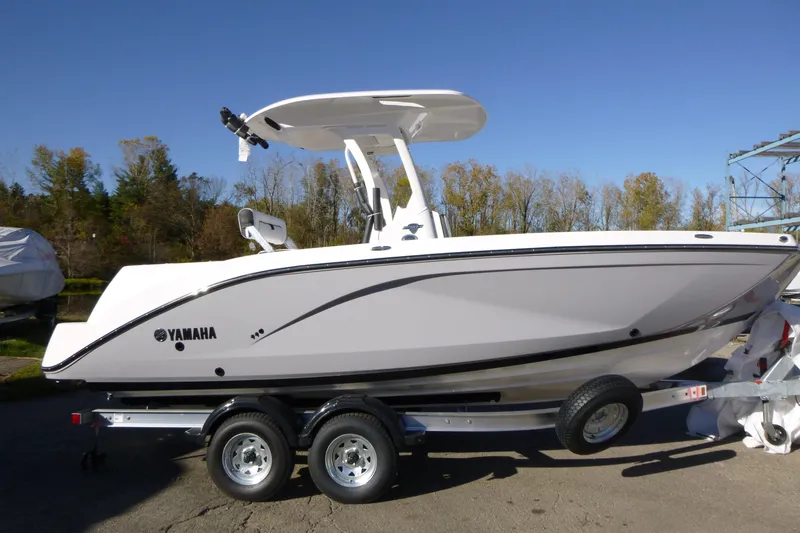 The Image of 2026 Yamaha Boats 222 FSH Sport E on trailer, side view, outdoors. - 1