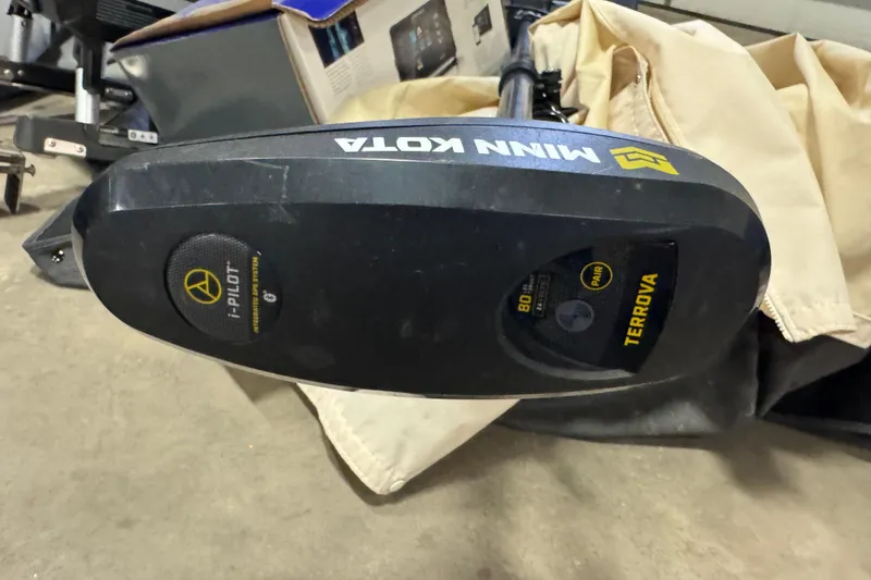 Slide: The Image of Minn Kota Terrova motor with i-Pilot system on 2020 Bennington SXP 25 SSBXP. - 29