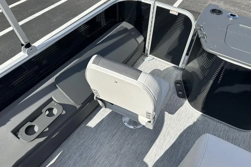 Slide: The Image of 2026 Bennington S 20 SF pontoon boat rear view with ladder and railing. - 4