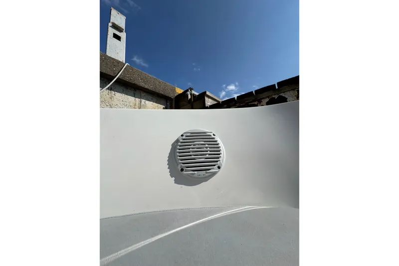 Slide: The Image of 2022 Bayliner VR6 Bowrider OB boat speaker against blue sky background. - 9