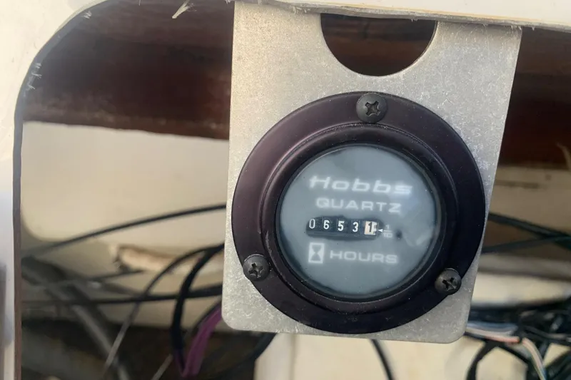 Slide: The Image of Hobbs quartz hour meter on 2003 Four Winns 240 Horizon boat, displaying 653 hours. - 22