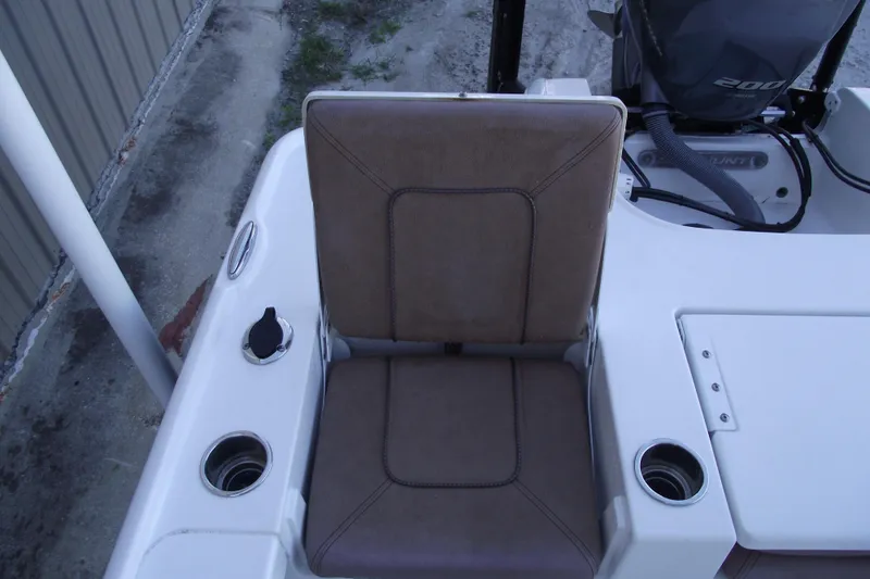 Slide: The Image of 2019 Sea Hunt BX 22 BR boat seat and motor detail. - 39