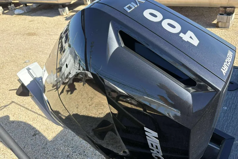 Slide: The Image of Outboard motor on Viaggio D26U 2025 boat, featuring Mercury branding and 400 horsepower. - 29