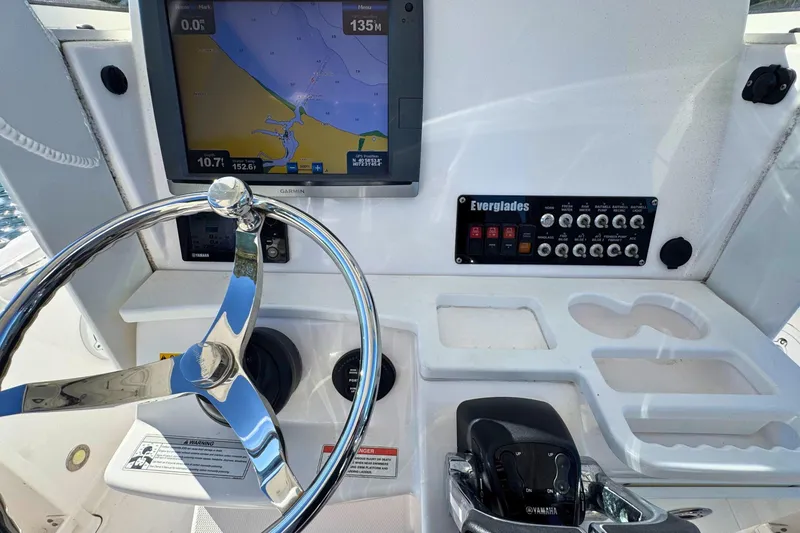 Slide: The Image of 2015 Everglades 255 Center Console dashboard with steering wheel and navigation display. - 17