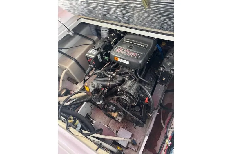 Slide: The Image of Engine compartment of a 2000 Four Winns 238 Vista boat with Volvo Penta engine. - 30