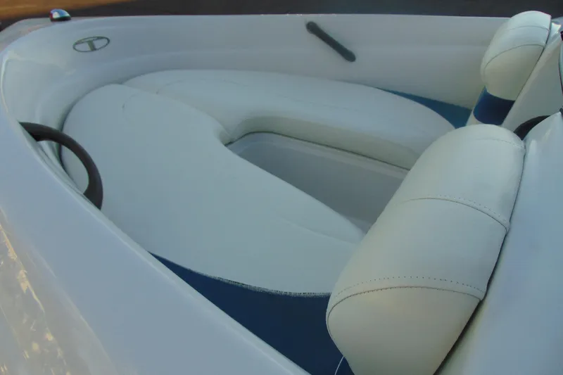 Slide: The Image of 2007 Tahoe Q4 I/O Sport boat interior with white and blue seating. - 10